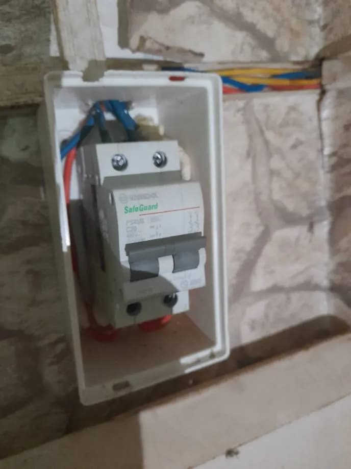 Trước sửa aptomat Wanlock tại Quận 3 — thợ Khổng Mạnh Phẩm