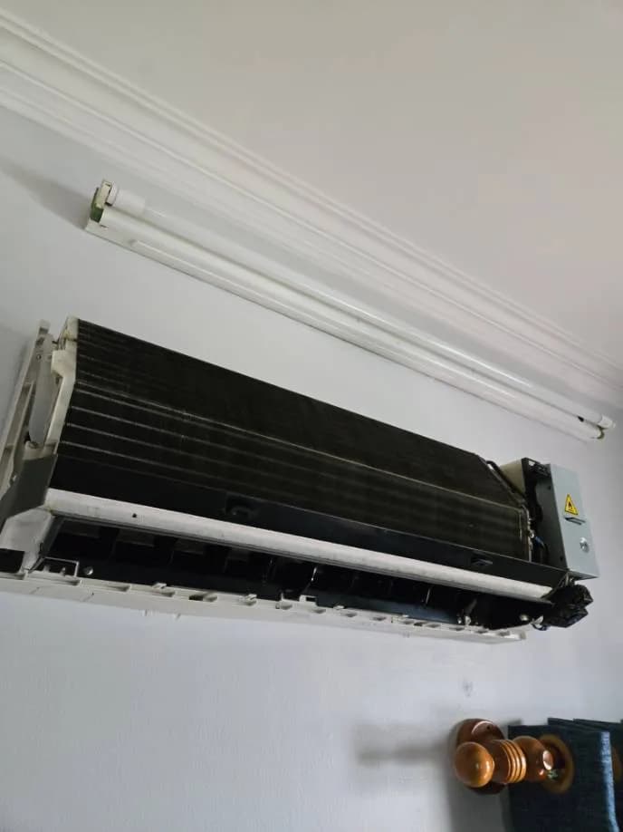 Trước sửa máy lạnh treo tường Toshiba tại Phú Nhuận — thợ Lê Hữu Lộc