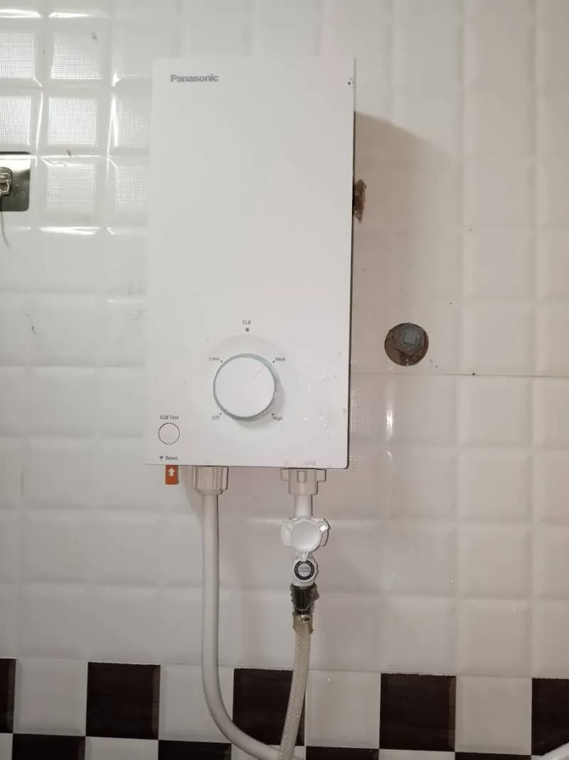 Sau khi hoàn thành sửa máy nước nóng trực tiếp Panasonic tại Quận 7 — thợ Đỗ Văn Nhiều