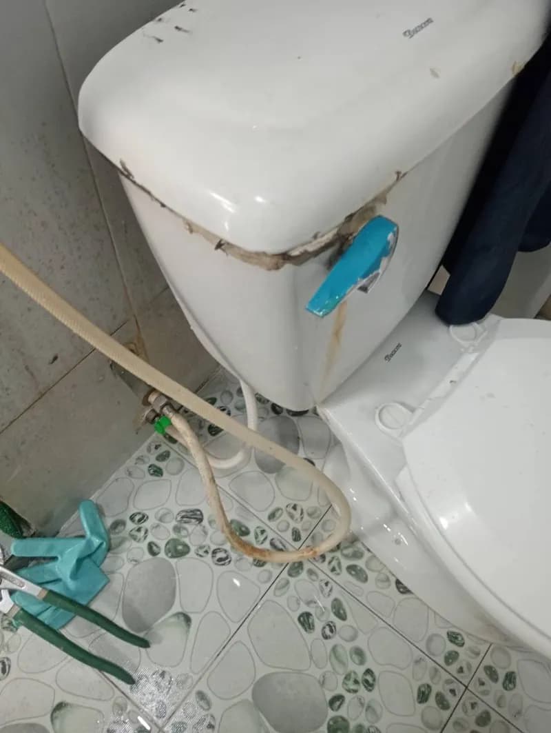 Trước sửa bồn cầu Inax tại Tân Phú — thợ Võ Hồng Hải