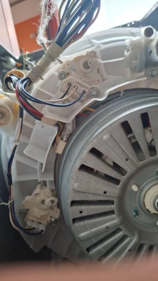 Sau khi hoàn thành sửa máy giặt cửa trên LG tại Bình Tân — thợ Nguyễn Thanh Tiến