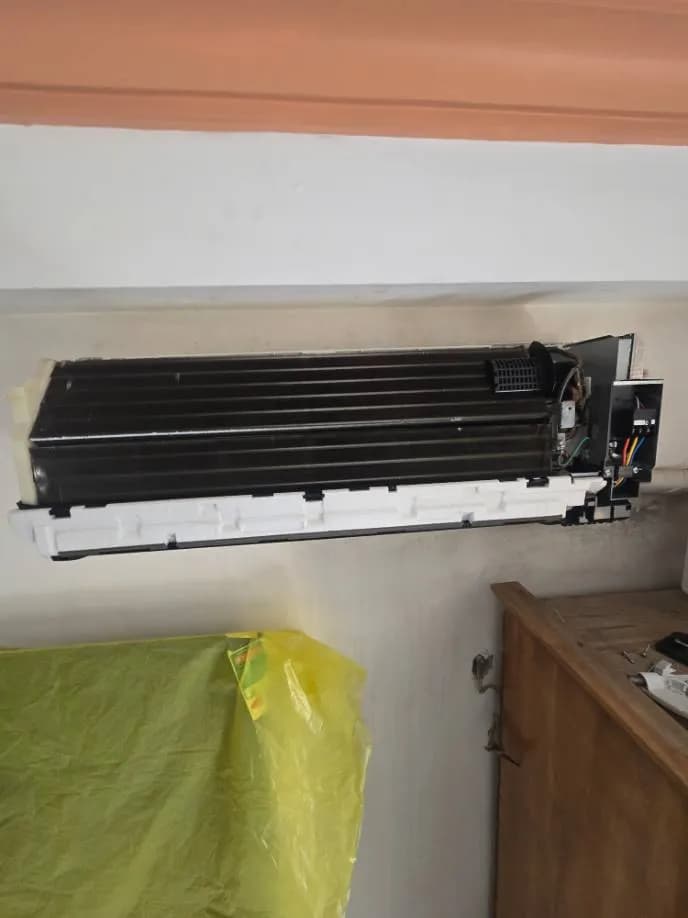 Trước sửa máy lạnh treo tường Daikin tại Tân Bình — thợ Lê Hữu Lộc