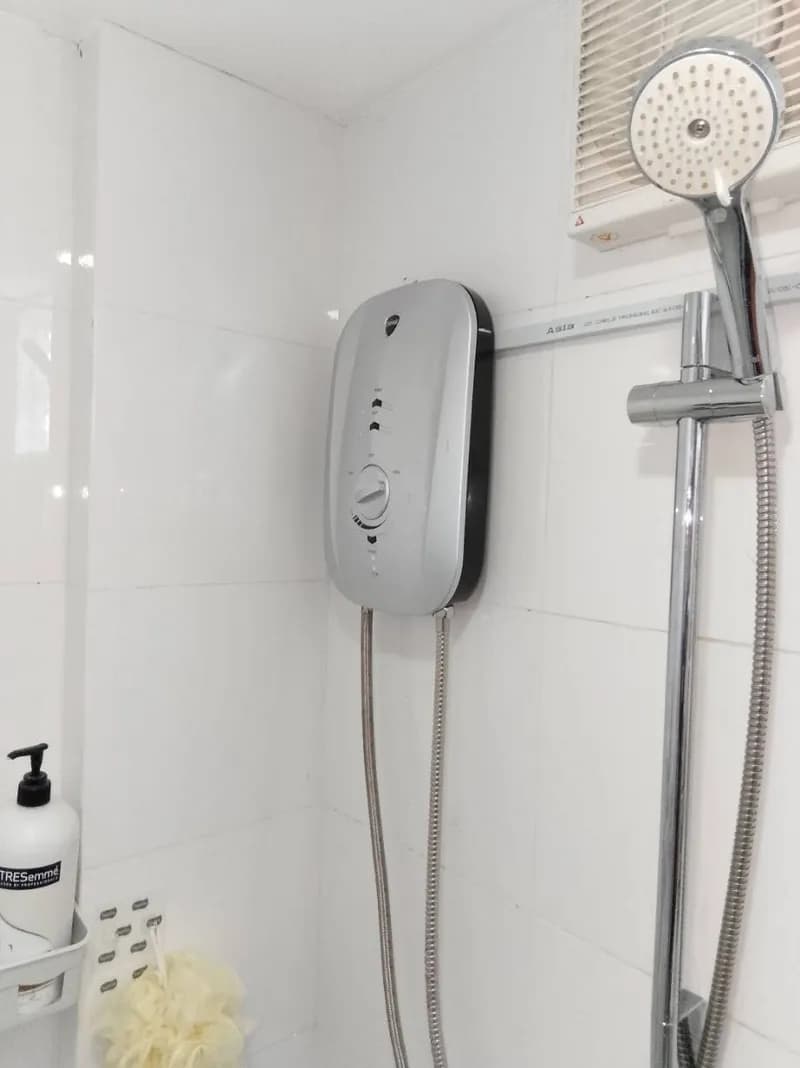 Sau khi hoàn thành sửa máy nước nóng trực tiếp Ariston tại Tân Bình — thợ Trương Công Việt Trân