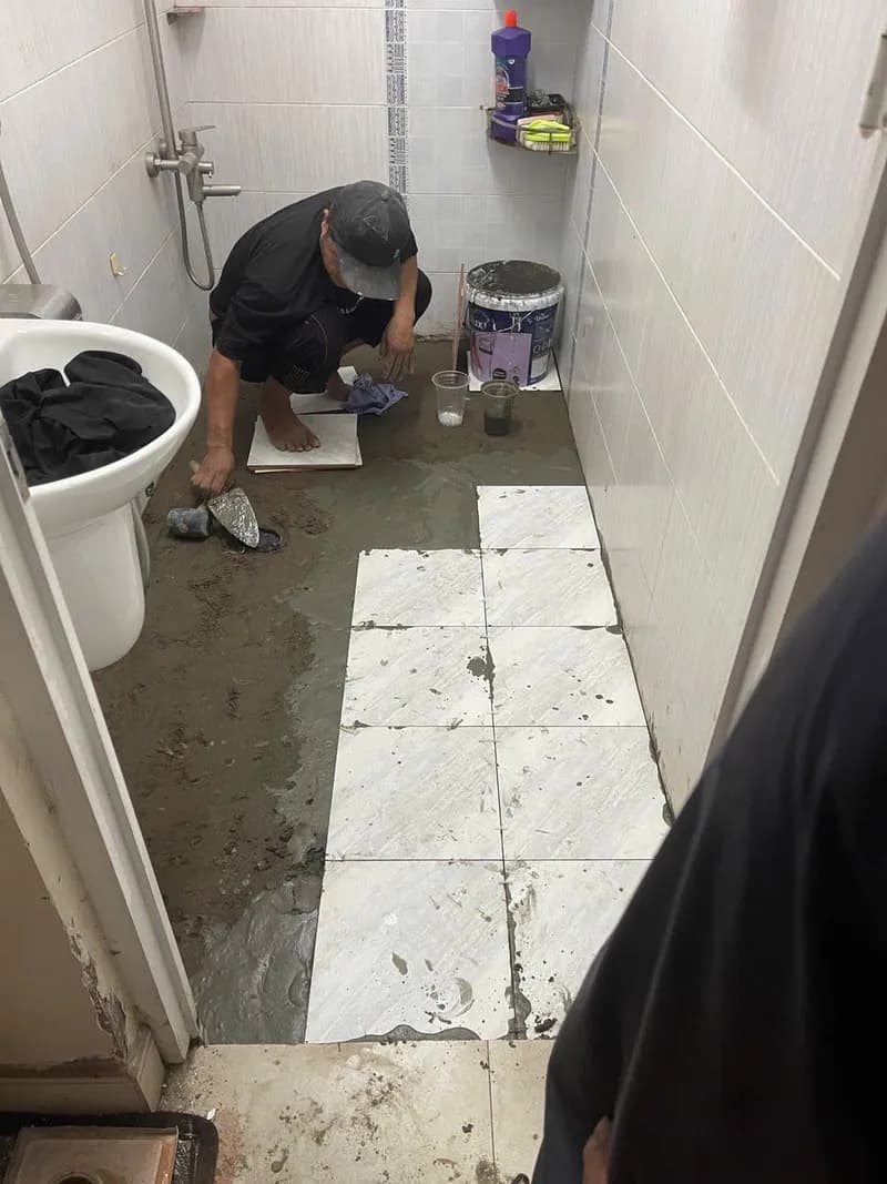 Trước sửa nền gạch nhà vệ sinh Sika tại Phường Bình Trưng, Thủ Đức — thợ Bùi Văn An