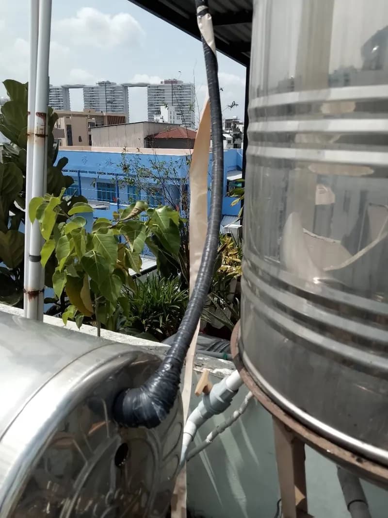 Trước sửa máy nước nóng năng lượng mặt trời tại Quận 5 — thợ Đỗ Văn Nhiều