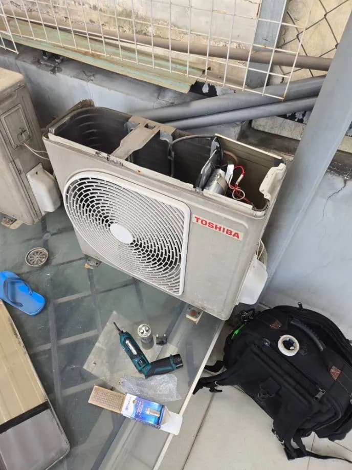 Trước sửa máy lạnh treo tường TOSHIBA tại Tân Phú — thợ Lê Hữu Lộc