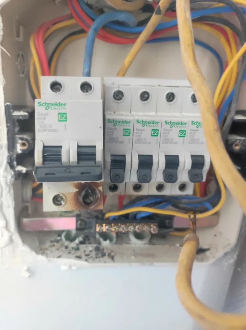 Sau khi hoàn thành sửa CB/aptomat Schneider tại Xã Bình Hưng, Bình Chánh — thợ Bùi Văn An