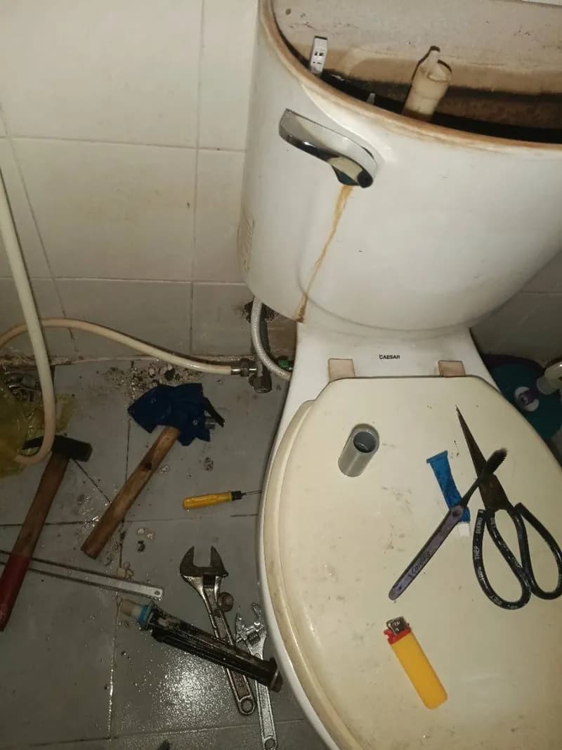 Trước sửa bồn cầu Caesar tại Tân Phú — thợ Trần Ngọc Tùng