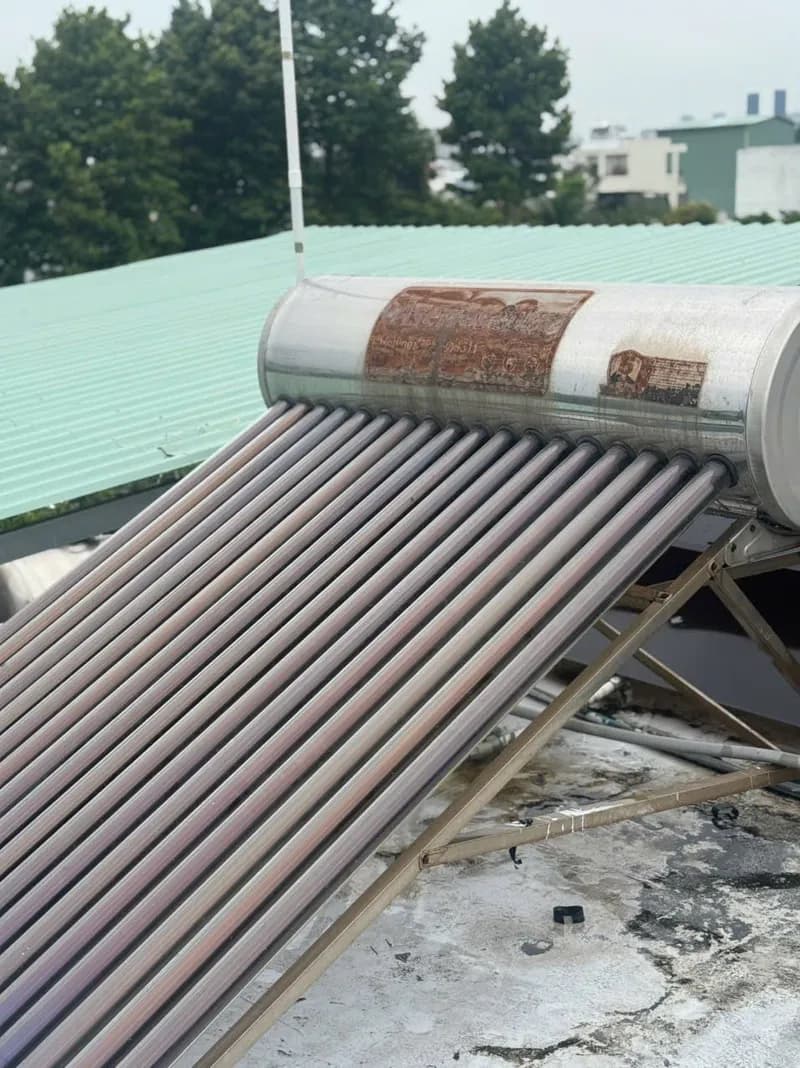 Sau khi hoàn thành sửa máy nước nóng năng lượng mặt trời Asen tại Thủ Đức — thợ Bùi Văn An