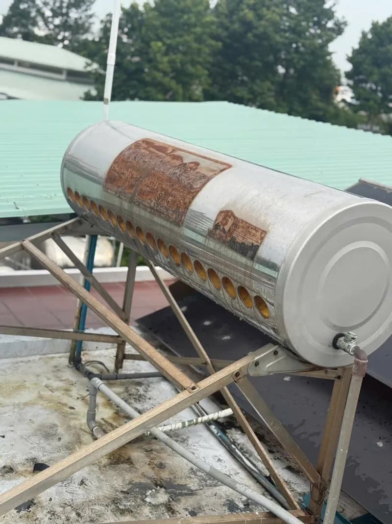 Trước sửa máy nước nóng năng lượng mặt trời Asen tại Thủ Đức — thợ Bùi Văn An