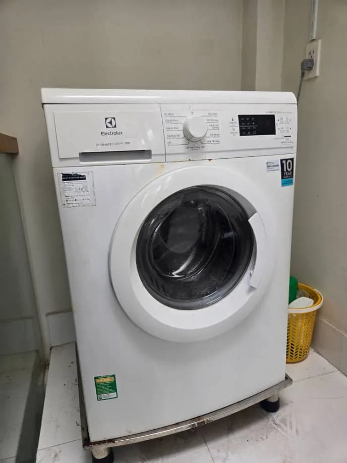 Sau khi hoàn thành sửa máy giặt cửa trước Electrolux tại Quận 11 — thợ Lê Hữu Lộc