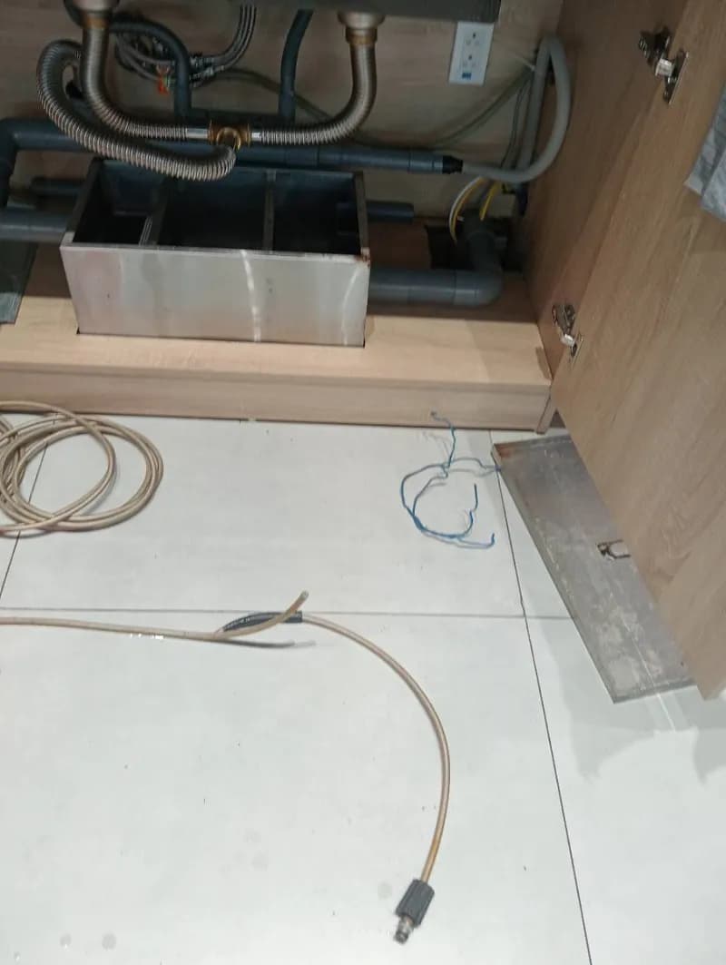 Sau khi hoàn thành sửa bể tách mỡ tại Thủ Đức — thợ Võ Hồng Hải