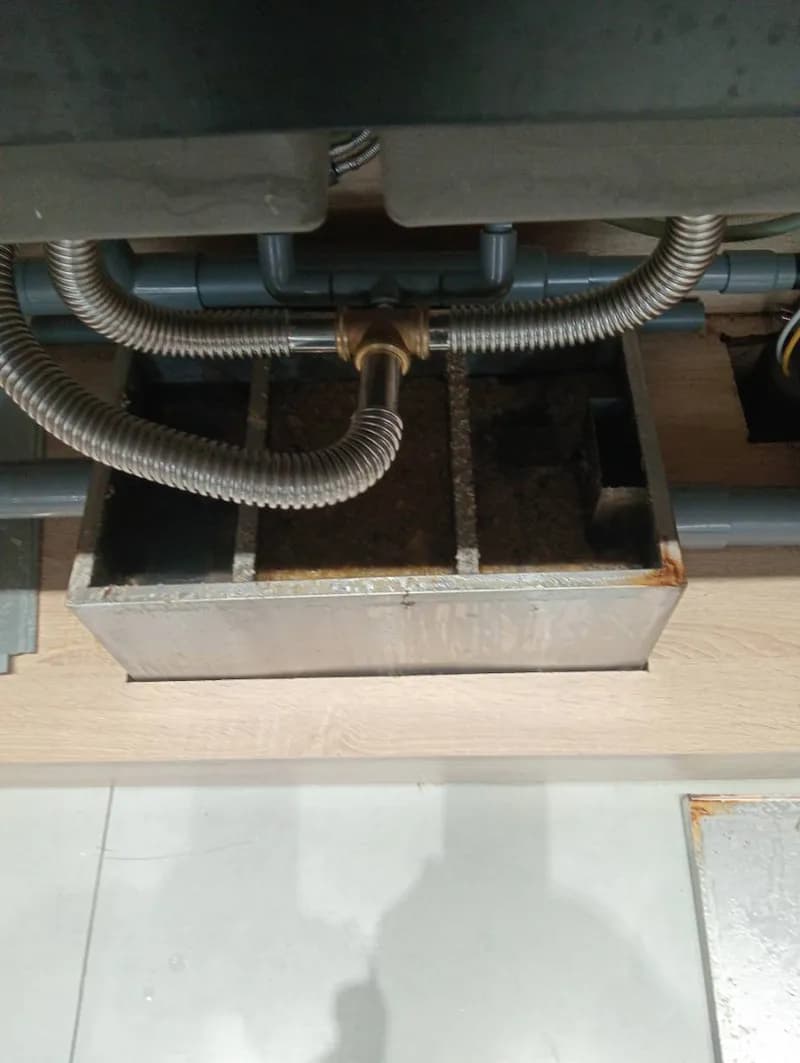 Trước sửa bể tách mỡ tại Thủ Đức — thợ Võ Hồng Hải