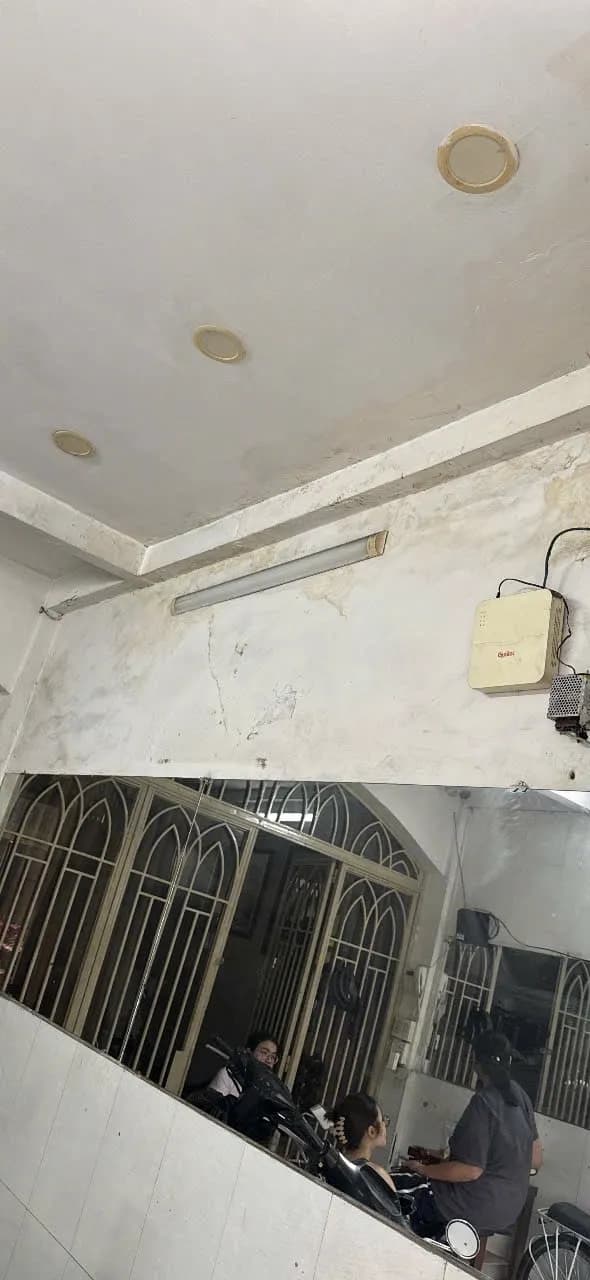 Trước sửa tường nhà tại Quận 12 — thợ Bùi Văn An