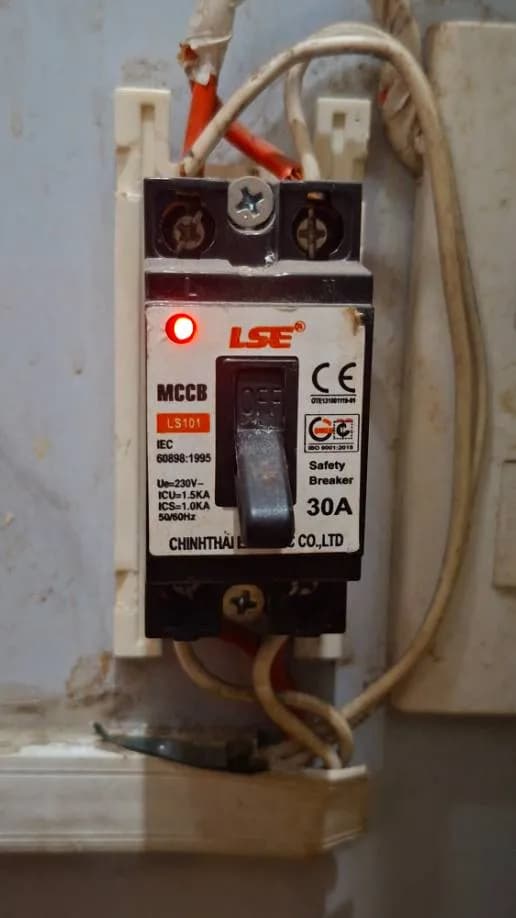 Trước sửa máy lạnh treo tường LSE tại TPHCM — thợ Đỗ Văn Hảo