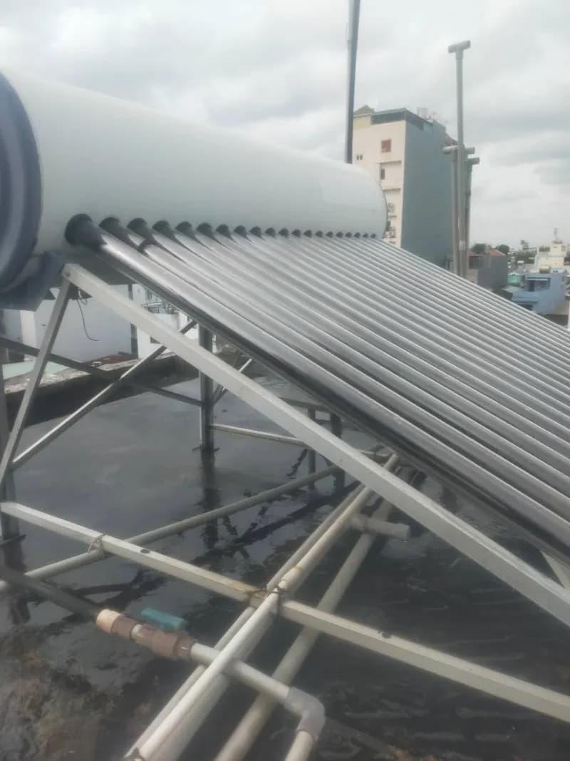 Sau khi hoàn thành sửa máy nước nóng năng lượng mặt trời tại Bình Thạnh — thợ Lê Đăng Tuấn
