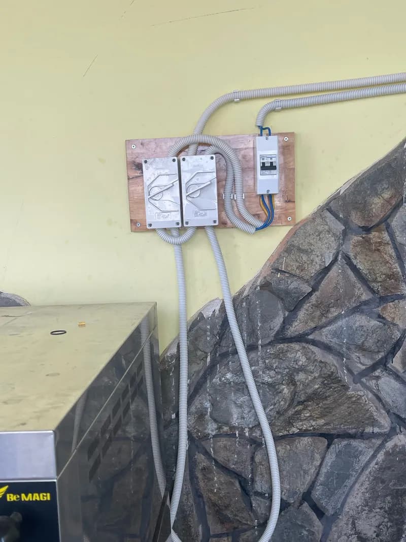 Sau khi hoàn thành sửa hệ thống điện âm tường Schneider tại Quận 10 — thợ Nguyễn Quốc Bảo