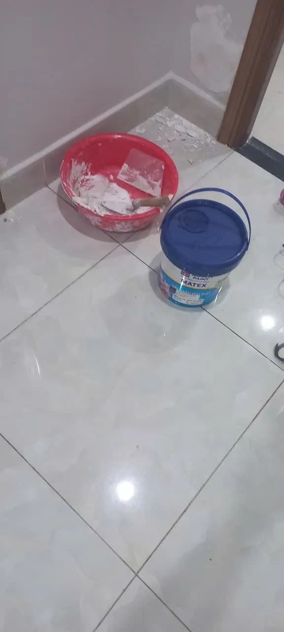 Trước sửa tường nhà vệ sinh Nippon Paint tại Quận 4 — thợ Bùi Văn An