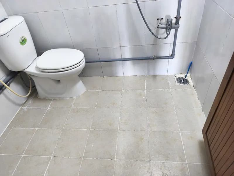 Trước sửa nền nhà tắm tại Quận 1 — thợ Bùi Văn An