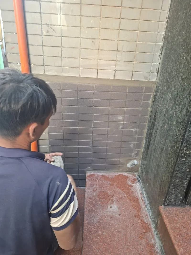 Sau khi hoàn thành sửa tường gạch tại Bình Thạnh — thợ Bùi Văn An