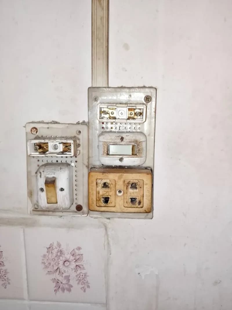 Trước sửa ổ cắm điện Vina tại TPHCM — thợ Đỗ Văn Nhiều