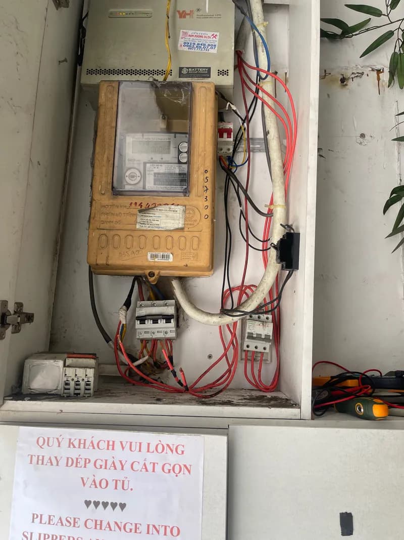 Trước sửa hệ thống điện âm tường tại Phú Nhuận — thợ Nguyễn Quốc Bảo