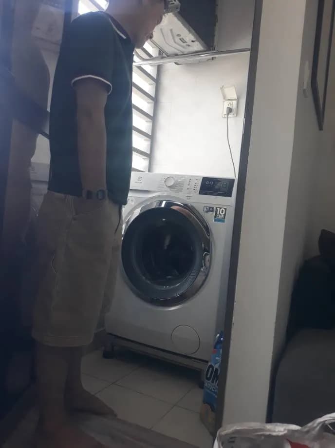 Sau khi hoàn thành sửa máy giặt cửa trước Electrolux tại P. Khánh Hội, Quận 4 — thợ Đặng Anh Huy