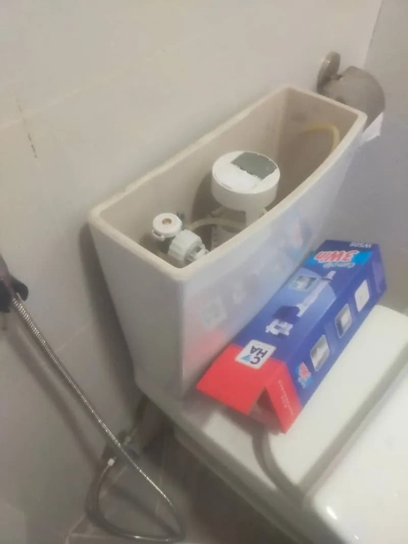 Trước sửa bồn cầu TOTO tại Phú Nhuận — thợ Lê Đăng Tuấn