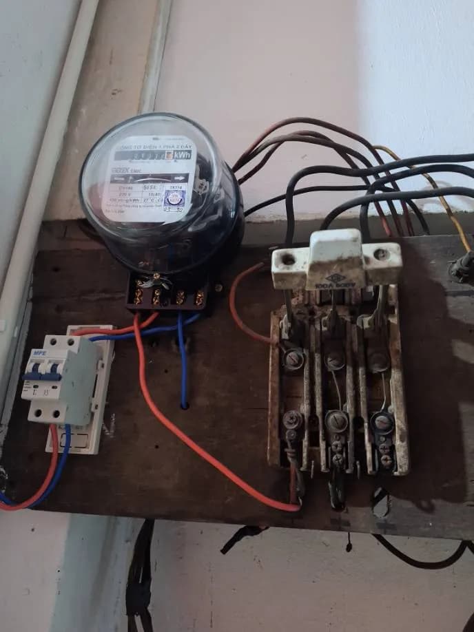 Trước sửa aptomat MPE tại P. Xóm Chiếu, Quận 4 — thợ Trần Quốc Đông