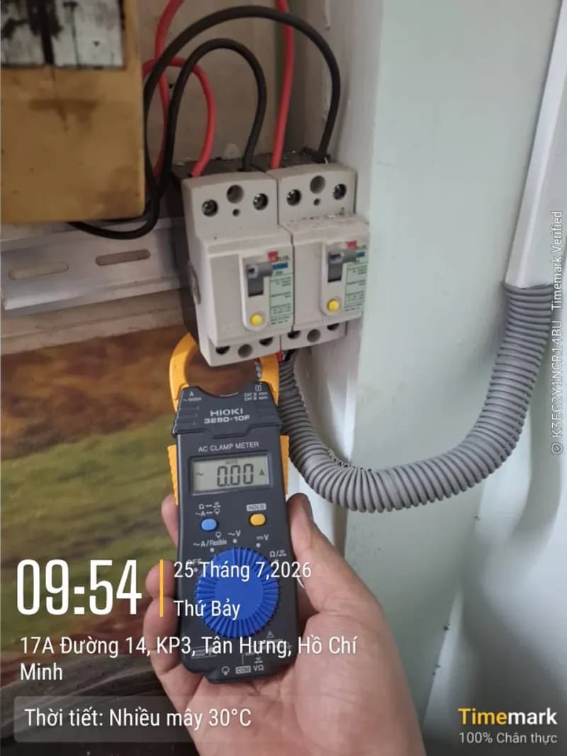 Sau khi hoàn thành sửa aptomat Hioki tại Quận 7 — thợ Trần Quốc Đông