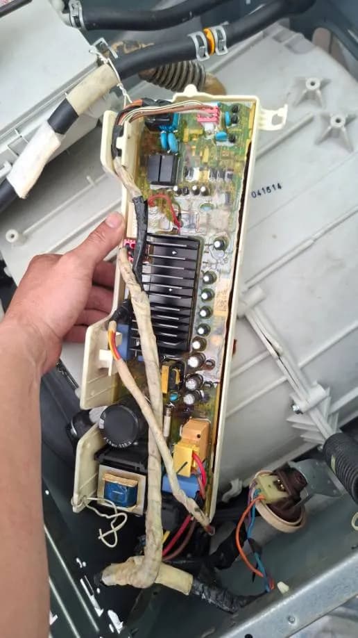 Trước sửa máy giặt cửa trước tại Phường Phú Thọ Hòa, Tân Phú — thợ Nguyễn Thanh Tiến