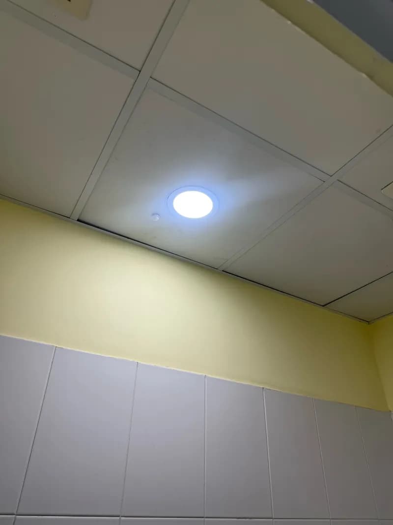 Thay thế bóng đèn chiếu sáng tại nhà khu vực Quận 3 tại Quận 3