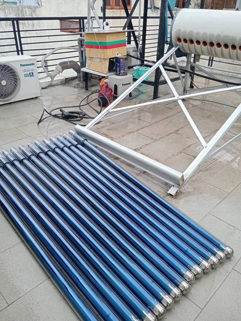 Sau khi hoàn thành sửa máy nước nóng năng lượng mặt trời tại Bình Thạnh — thợ Võ Hồng Hải