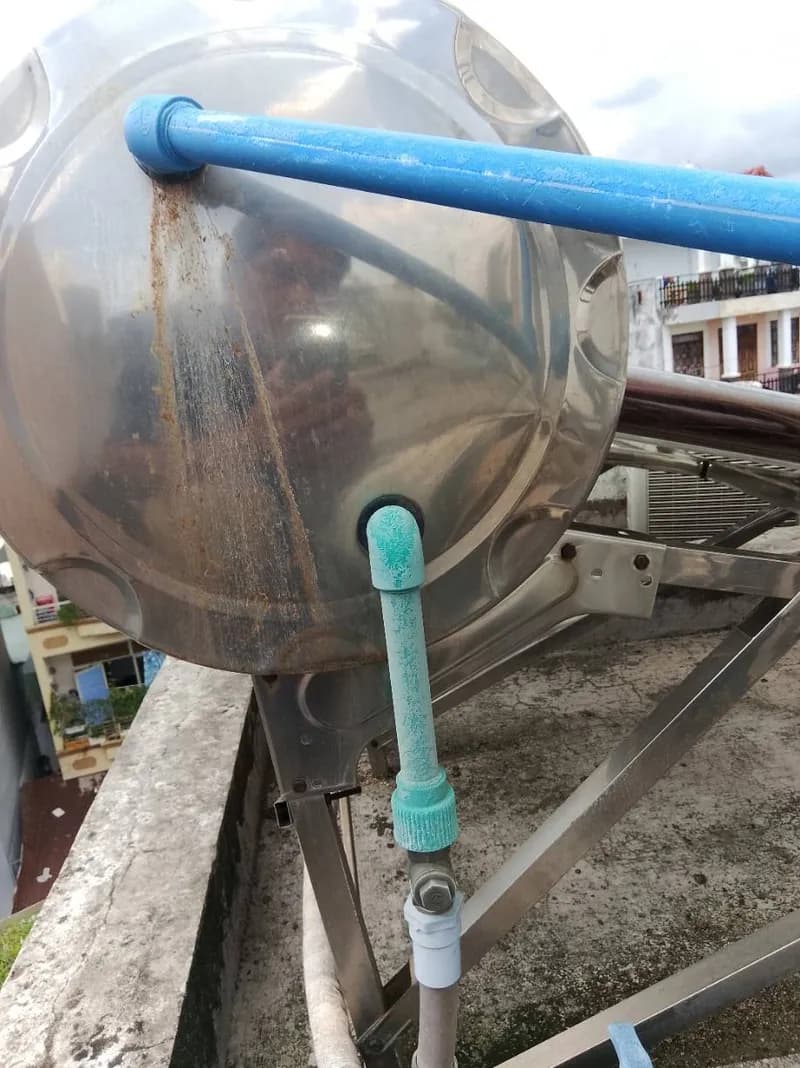 Trước sửa máy nước nóng năng lượng mặt trời tại P.Cầu Kiệu, Phú Nhuận — thợ Trương Công Việt Trân