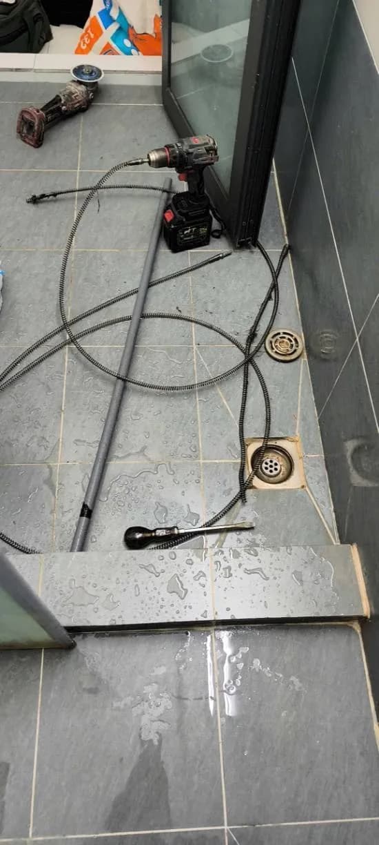 Trước sửa đường ống thoát nước sàn tại Tân Phú — thợ Bùi Văn Bảo