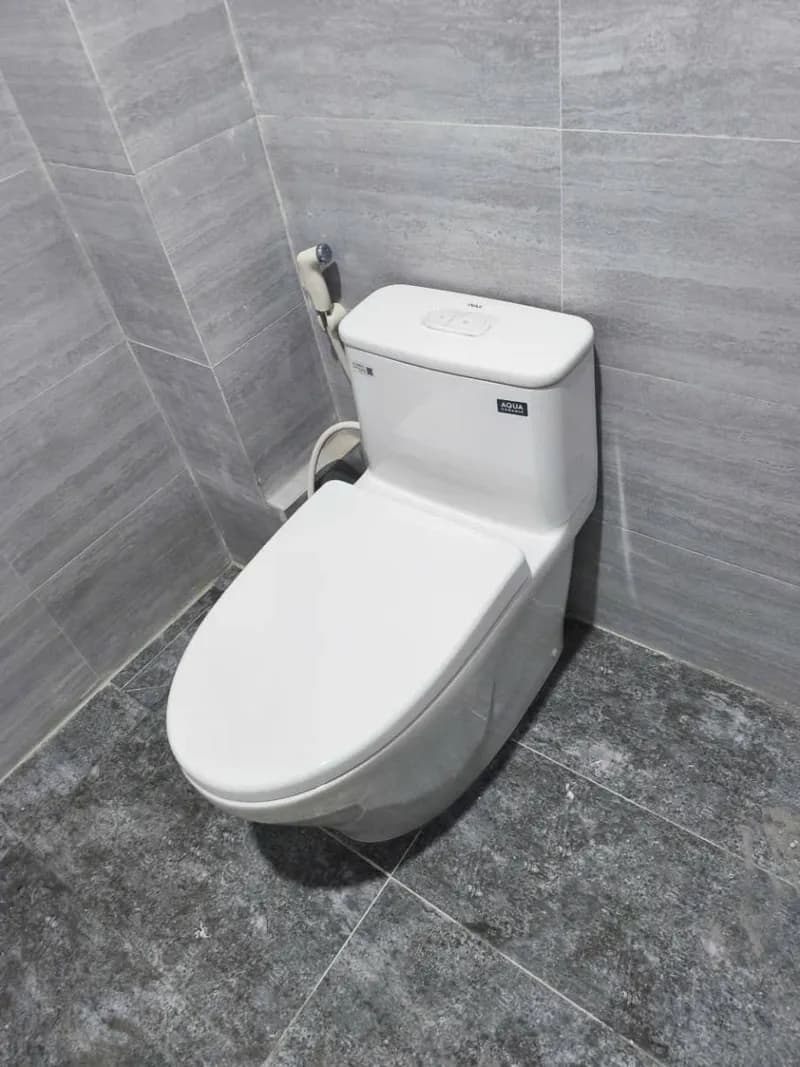 Sau khi hoàn thành sửa bồn cầu INAX tại Bình Tân — thợ Bùi Văn Bảo