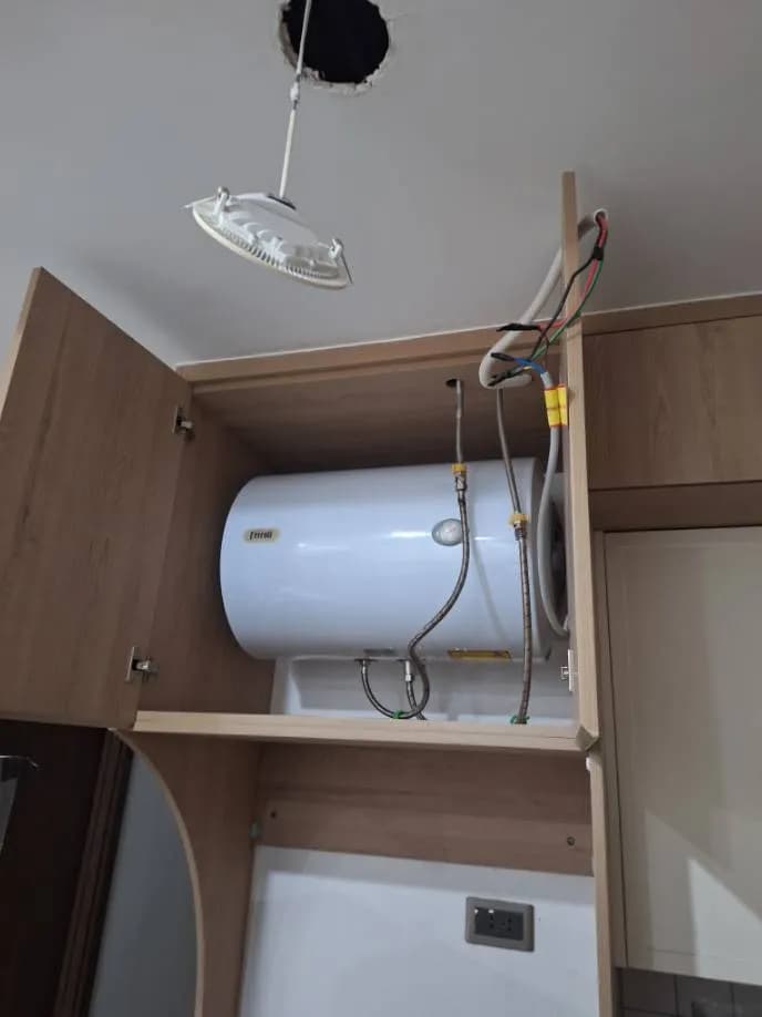 Trước sửa máy nước nóng Ferroli tại Quận 4 — thợ Trần Quốc Đông