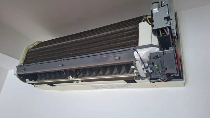 Trước sửa máy lạnh treo tường Mitsubishi tại Bình Thạnh — thợ Nguyễn Thanh Tiến