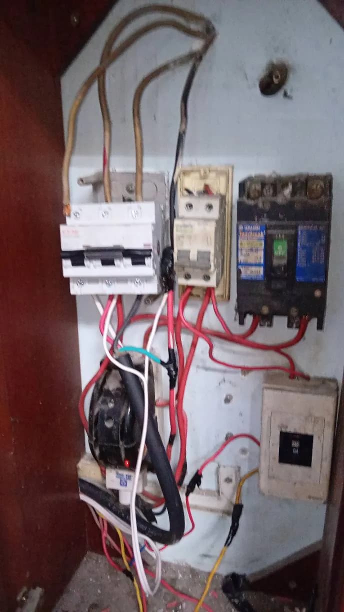 Trước sửa tủ điện tại Phường Tân Tạo, Bình Tân — thợ Trần Văn Khanh