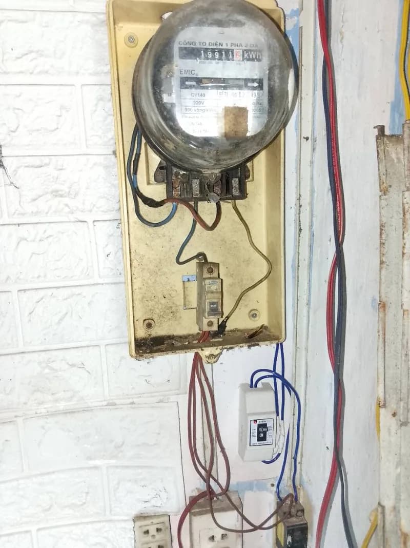 Trước sửa công tơ điện EMIC tại Quận 6 — thợ Trương Công Việt Trân