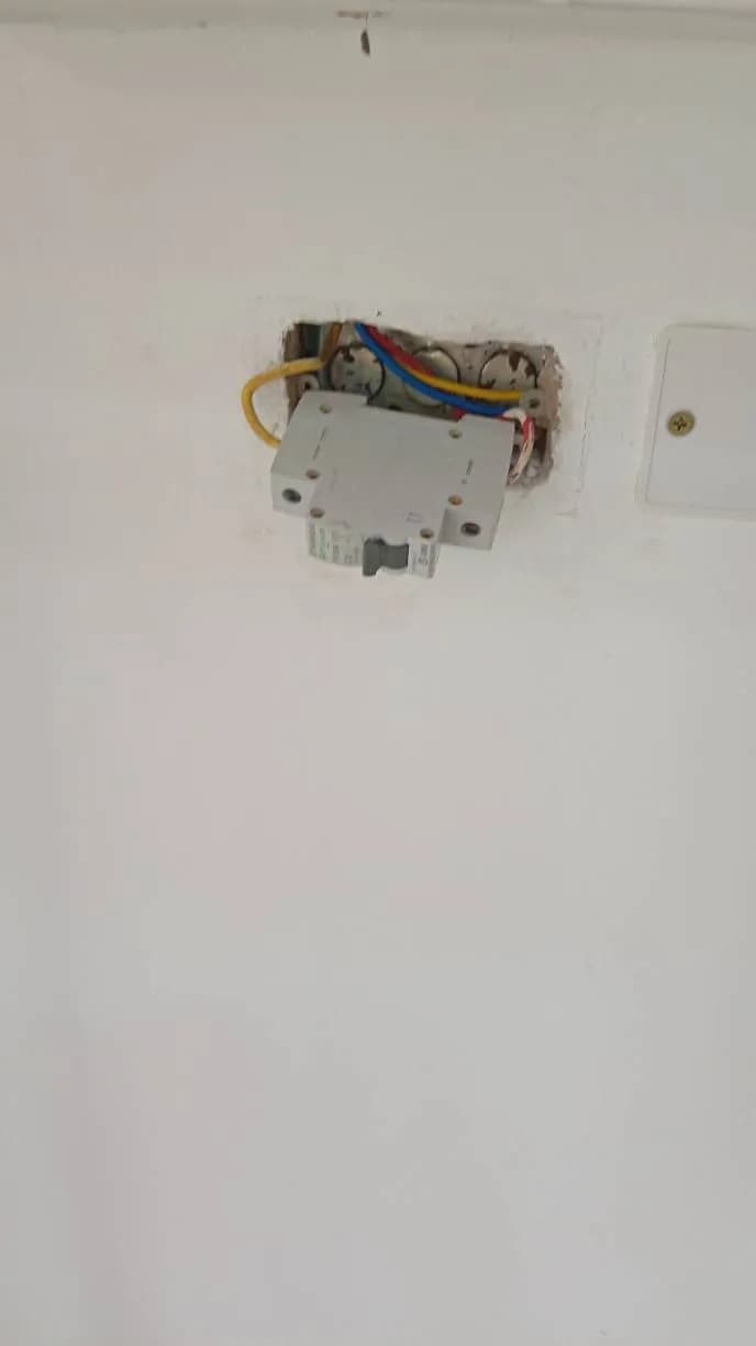 Trước sửa aptomat tại Quận 4 — thợ Trần Văn Khanh