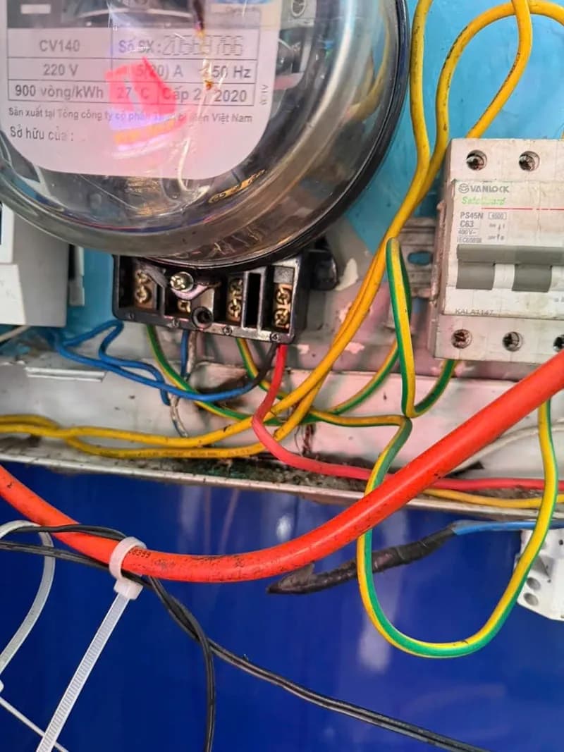 Trước sửa cầu dao tự động Vanlock tại P.Bình Quới, Bình Thạnh — thợ Bùi Văn An