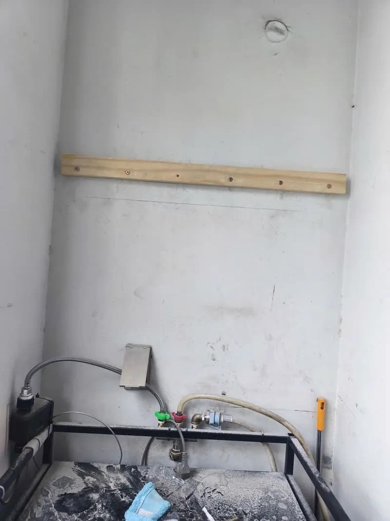 Khoan tường lắp thanh gỗ chịu lực tại quận Tân Bình tại Tân Bình