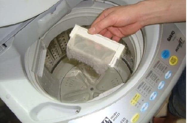 Thợ 1Fix đang vệ sinh bộ lọc cặn của máy giặt LG.
