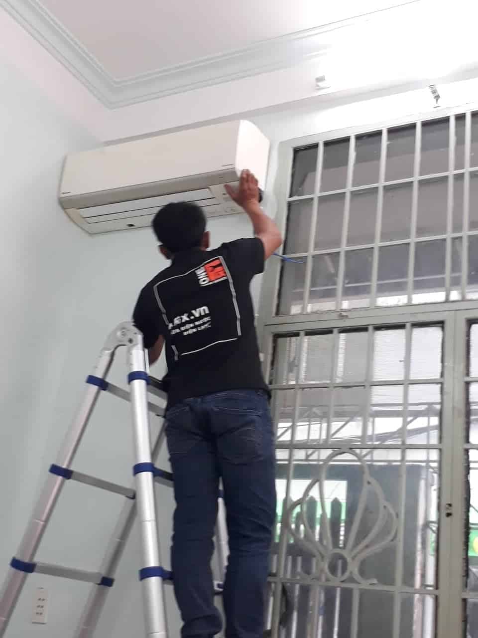 Thợ 1Fix đang vệ sinh dàn lạnh máy lạnh tại nhà khách hàng ở Gò Vấp