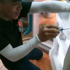 Thợ 1Fix đang sửa tủ lạnh tại nhà khách hàng