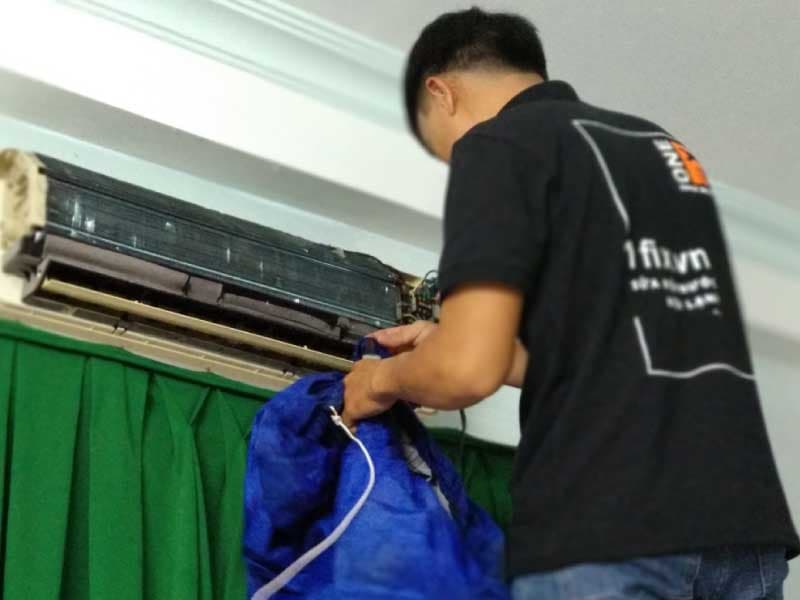Thợ 1Fix đang vệ sinh máy lạnh tại nhà khách hàng