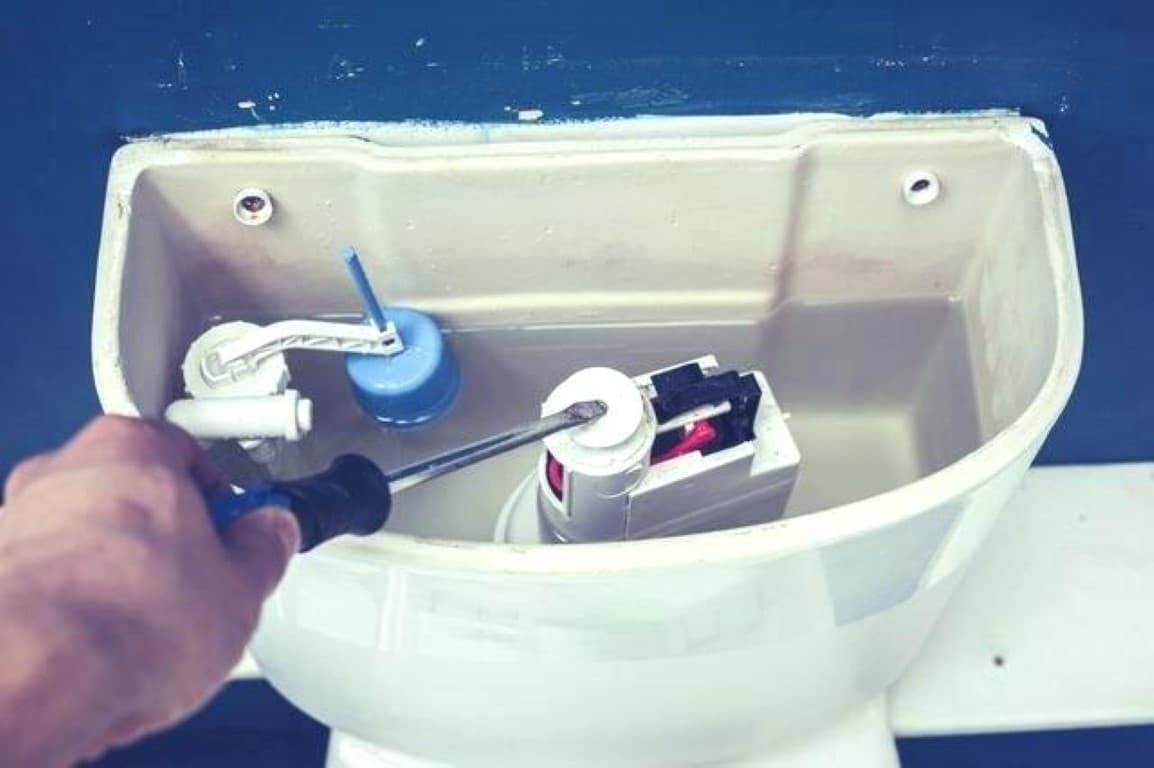 Thợ 1Fix kiểm tra sự cố rò rỉ nước ở bồn cầu Caesar