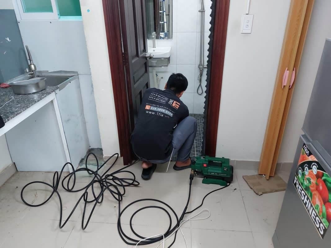 Thợ 1Fix thông cống nghẹt nhà vệ sinh bằng máy áp lực tại TPHCM