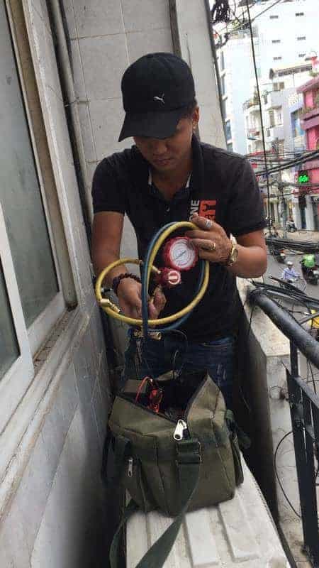 Thợ bơm gas máy lạnh 1Fix đang kiểm tra áp suất gas